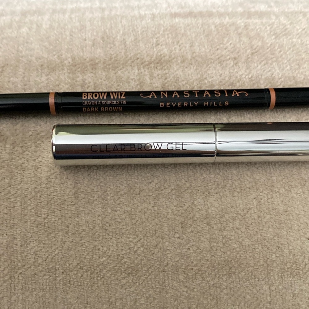 Anastasia Beverly Hills • Bundle: Clear Brow Gel Mini & Brow Wiz Dark Brown